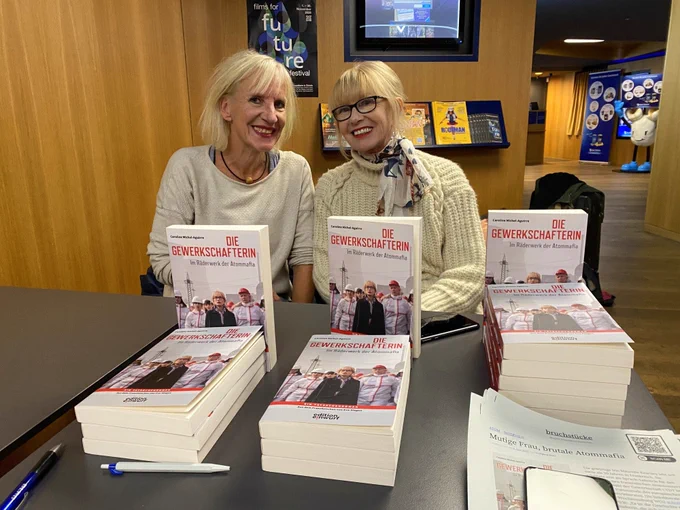 Zürich, Nov 2025 Films For Future: Eva Stegen, Maureen Kearney am Büchertisch.