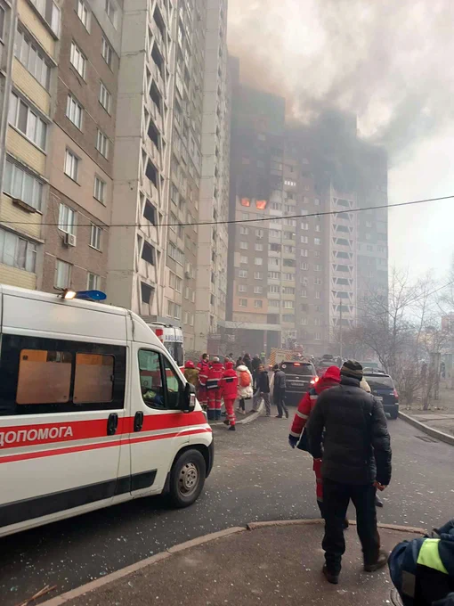 Paramedics are attending to a situation at a block of flats in the Holosiivskyi district in Kyiv, Ukraine. Copyright: Ukrinform/NurPhoto via Getty Images.