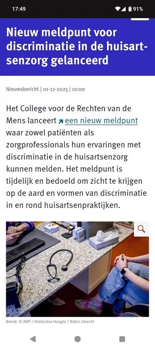 Screenshot met daarin een kader met de tekst: Nieuw meldpunt voor discriminatie in de huisartsenzorg gelanceerd.  Er staat een foto bij van iemand die bij een arts in de spreekkamer op een stoel zit. Op de desk van de arts ligt een stethoscoop.