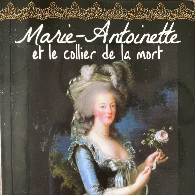 The cover of Marie-Antoinette et le collier de la mort by Diane Touchet shows a portrait of Marie Antoinette by the French artist Élisabeth Vigée Le Brun, painted in 1783. She has white powdered hair in an elaborate style, wears a low-cut blue gown, and holds a rose as she looks at the viewer.