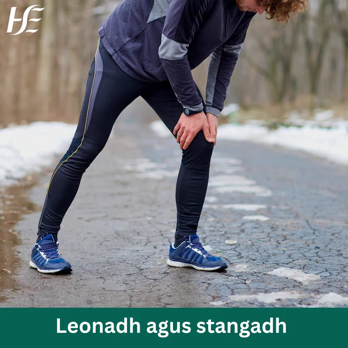 Bean amuigh ag siúl agus a lámh ar a rúitín. Deir an téacs ‘Leonadh agus stangadh’.