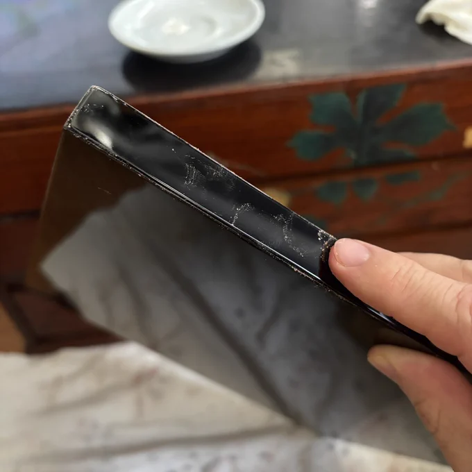 The sides are being polished, with the black urushi lacquer showing a smooth, glossy sheen.

側面まで艶上げしている様子。
黒漆が滑らかな光沢を帯びている。