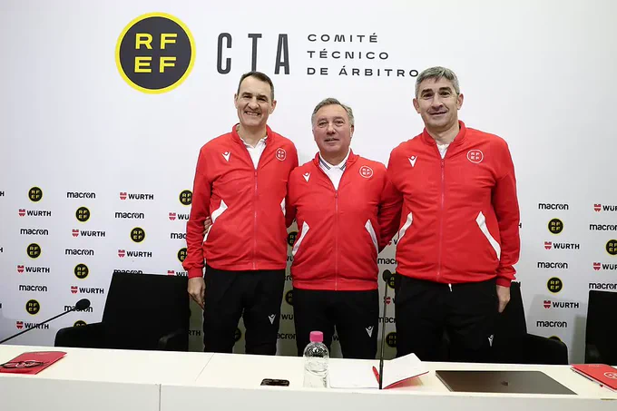 Clos Gomez, Medina Cantalejo y Undiano Mallenco.
Foto CHEMA REY (MARCA) https://www.marca.com/futbol/real-madrid/2023/12/08/6572f9a6ca4741b7358b45be.html
