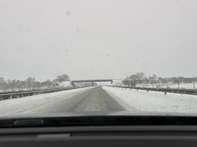 Bild einer verschneiten Autobahn.