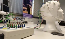 Activitat #Escolab "Interfaces home-màquina: La comunicació entre el nostre cervell i un ordinador"