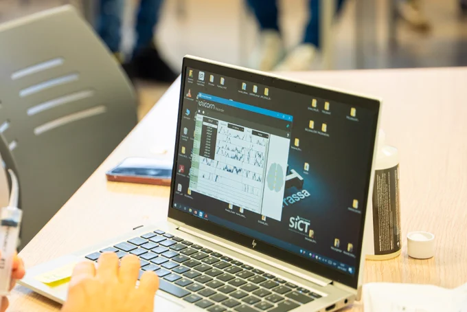 Activitat #Escolab "Interfaces home-màquina: La comunicació entre el nostre cervell i un ordinador"