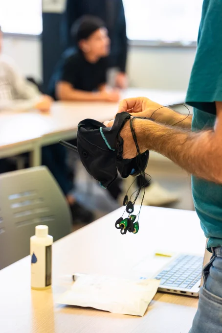 Activitat #Escolab "Interfaces home-màquina: La comunicació entre el nostre cervell i un ordinador"