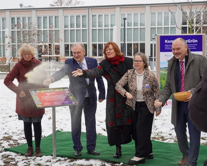 Ministerpräsident Dr. Reiner Haseloff bei der Ansaat der ersten Blühfläche auf dem Campus der Hochschule Anhalt in Köthen.
Foto: N. Adert