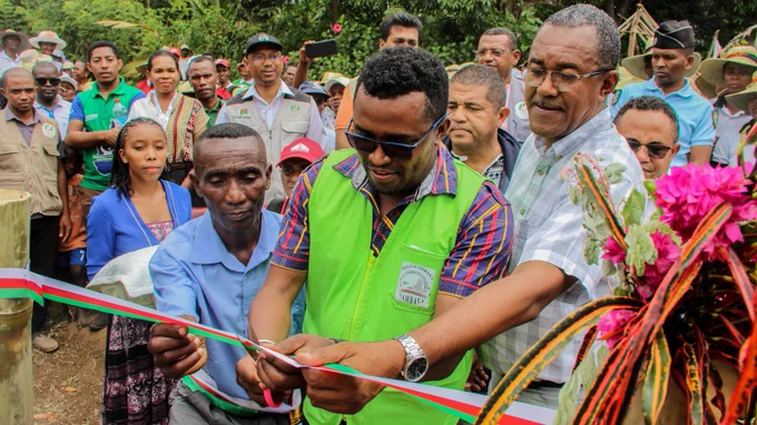 La Croix-Rouge Malagasy en collaboration avec la DREAH a célébré la Journée Mondiale des Toilettes (JMT), dans le cadre du projet Tsarahonenana à Antalaha. 
Un évènement qui a été marqué par la proclamation des 2 fokontany ODF : Ambodipont et d’Andongozabe.  Suivi de remises de certificats, primes et kits ELS dans les 4 fokontany de la CR Sahantaha, et clôturé par un atelier de partage des résultats et réalisations. 🏆💧 
#CroixRougeMalagasy 
#JMT2023
#ProjetTsarahonenana