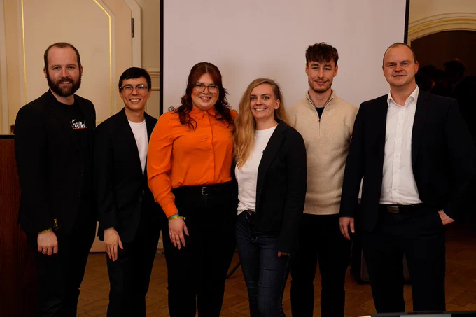 Auf dem Bild sind 6 Personen zu erkennen. Das neugewählte Präsidium von links nach rechts: Darius Zähringer-Mertins, Florian von Keller, Sandra Bloy, Elli Hartmann, Leon Janßen. Ganz rechts steht Martin Müller, Vizepräsident des ESBD.