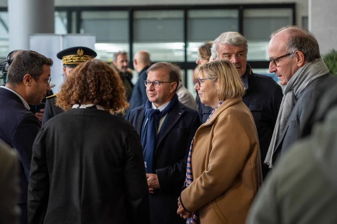 Discussion entre une équipe de recherche et la ministre Sylvie Retailleau.