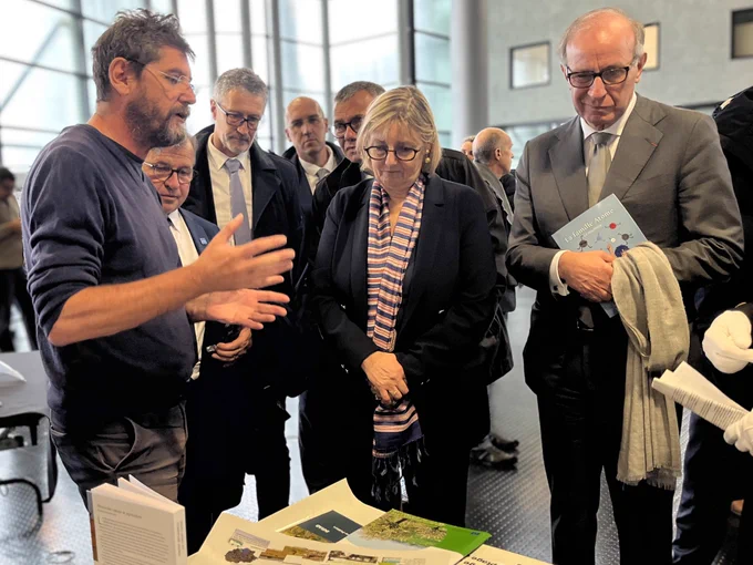 Sylvie Retailleau écoutant les explications d’un chercheur de l’université de La Rochelle.