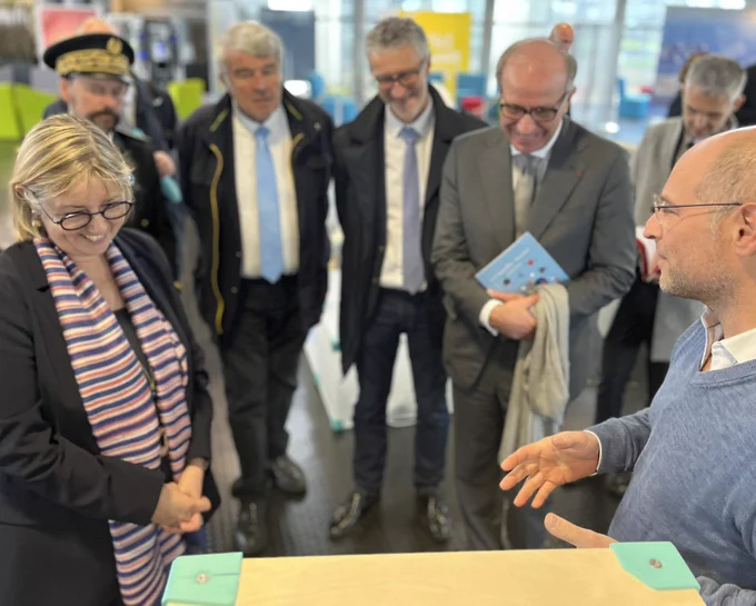 Sylvie Retailleau découvrant  le nano-musée de l’université de La Rochelle.