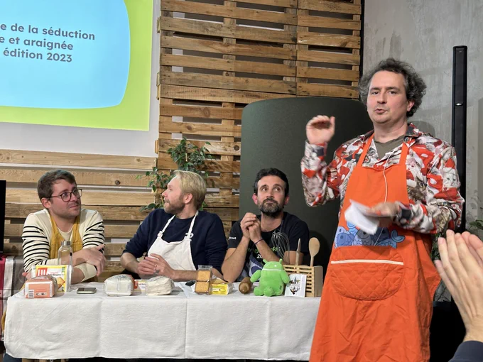Photo de l’équipe "Farine" et d’un des présentateurs (Simon)