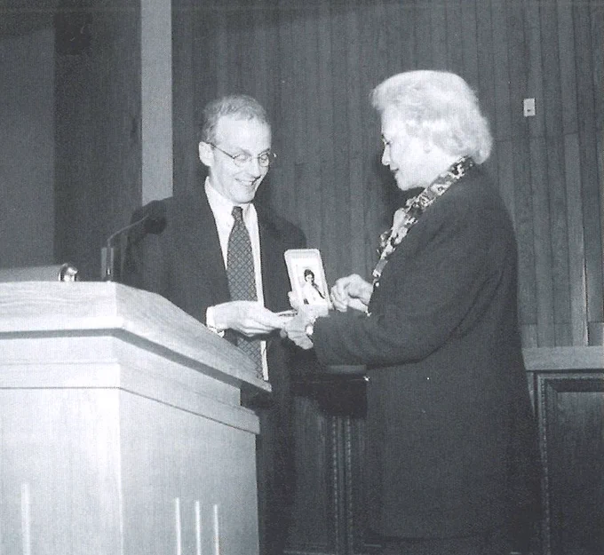 Former Chancellor Perlman awarding the Willa Cather Medal to Justice O'Connor.