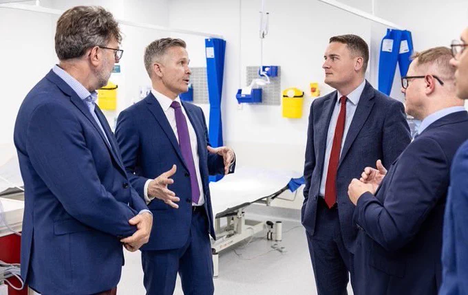 Wes Streeting MP talking to clinicians at the Maroubra Urgent Care Clinic