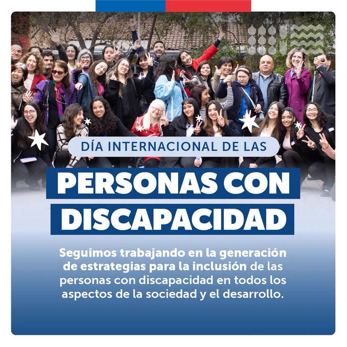 Afiche con fotografía de un grupo de personas saludando. En el centro el título: día internacional de las personas con discapacidad. Abajo el texto: seguimos trabajando en la generación de estrategias para la inclusión de las personas con discapacidad en todos los aspectos de la sociedad y el desarrollo.