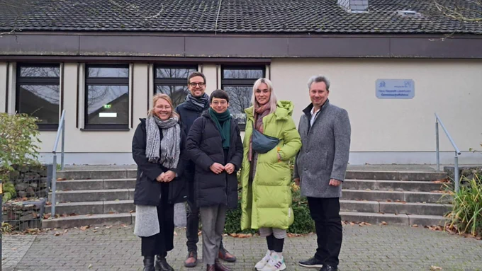 Josefine Paul und Nyke Slawik zusammen beim Besuch des Haus Nazareth