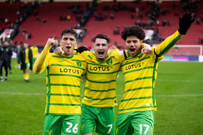 Marcelino Núñez, Borja Sainz and Gabriel Sara celebrate at the full-time whistle. 