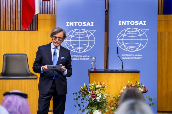 Moderator Peter Launsky-Tieffenthal