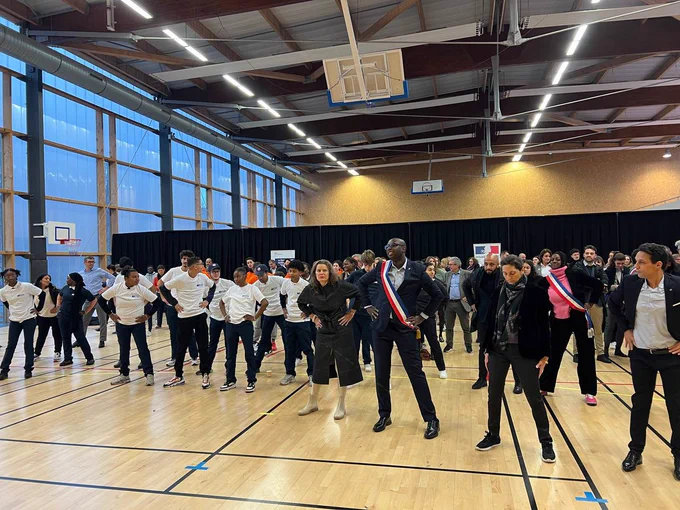 Les bénévoles, participants à l’événement, Mohamed Gnabaly, maire de l’Ile-Saint-Denis, Amélie Oudéa-Castéra font 30 minutes d’activité physique dans un gymnase