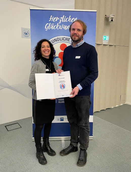 Managing Partner Milan Matull and People & Culture Manager Seda Ülgen present the Hamburg Family Seal at the awarding ceremony in Hamburg, November 2023.