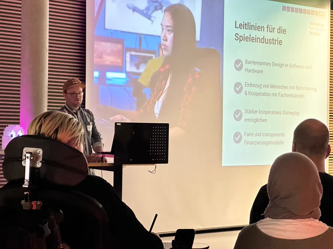 Mann vor PowerPoint Slide „Leitlinien für Spieleindustrie“