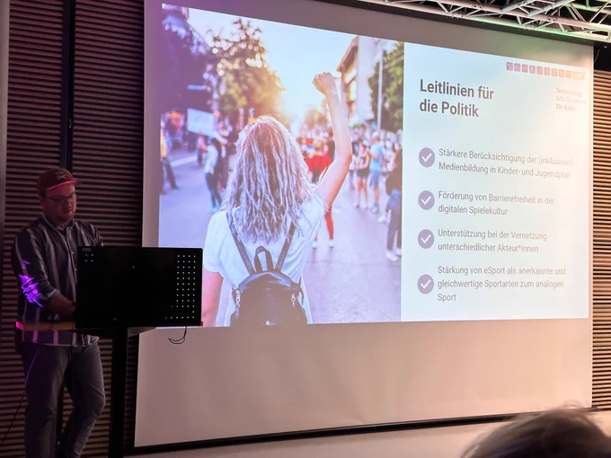 Mann vor PowerPoint Slide „Leitlinien für Politik“