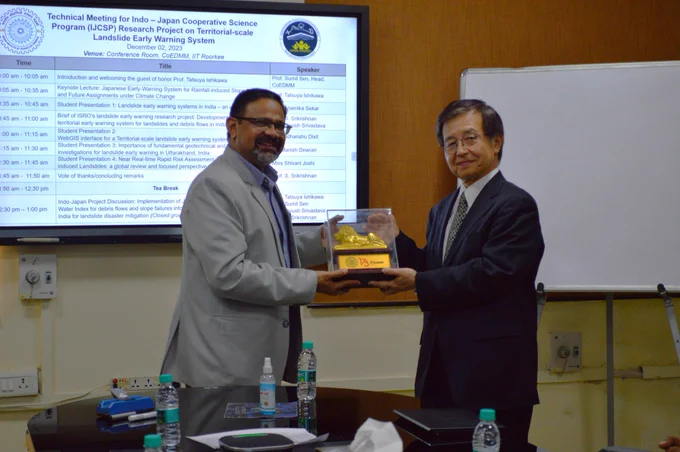 Prof. Sumit Sen, Head, CoEDMM IIT Roorkee welcoming Prof. Tatsuya Ishikawa!