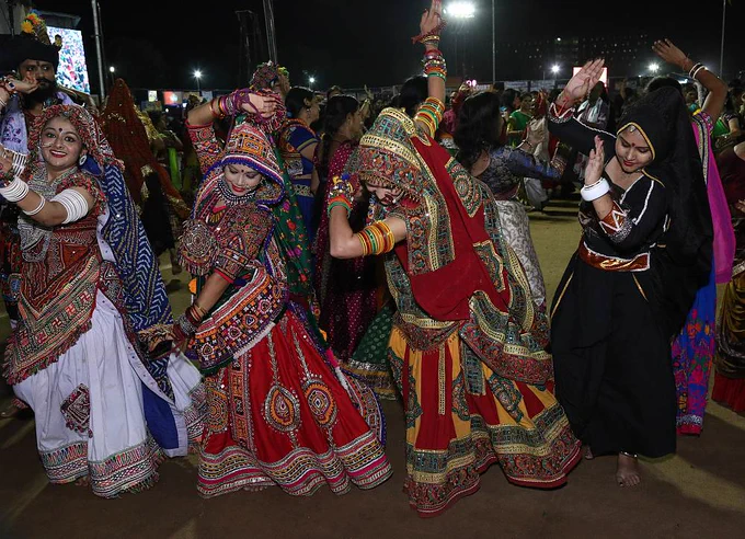 © Utpala Desai, India, 2017
EN: Women wearing regional variations of the chaniya-choli while performing Garba