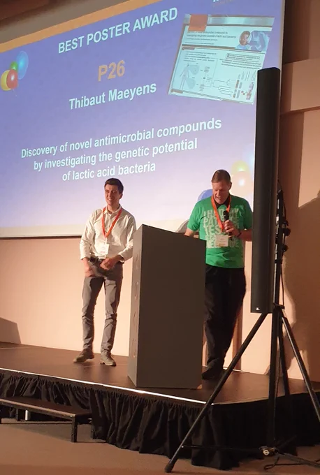 Thibaut Maeyens on stage receiving the Best Poster Award