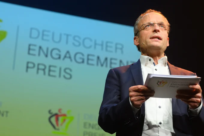 Eine Person auf der Bühne.