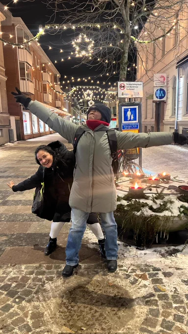 A photobomber was caught 🤣