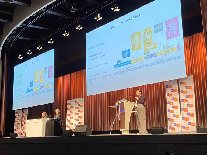 Sara Tacconelli presenting on stage 