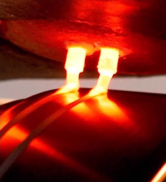 Spinning molten aluminium on a rotating wheel to obtain very thin strips that possess an ultra-fine microstructure.