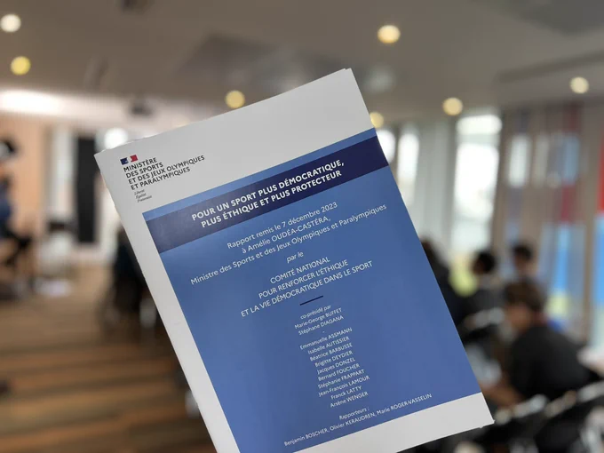 Photos du rapport « Pour un sport plus démocratique, plus éthique et plus protecteur » avec la salle en fond floue