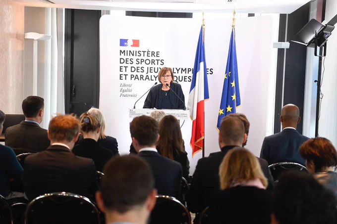 Photo de Marie-George Buffet debout derrière un pupitre s’adressant au public assis