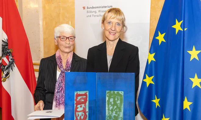 Barbara Weitgruber, Leiterin der Forschungssektion im BMBWF, überreichte den Preis an Erna Appelt 
© BMBWF/Martin Lusser