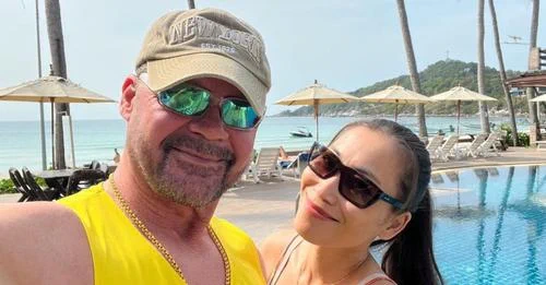 Less than two years after settling in the Thai capital, Green and his fiancée, Gift Prakaew, decided to leave the city behind, embarking on a remarkable journey that led them to build their dream home in Prachuap Khiri Khan.
