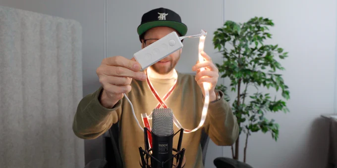 Screenshot aus Video zeigt Nanoleaf Essentials Lightstrip.