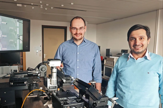 Professor Vadim Issakov und Peter Toth (v.r.) forschen an der TU Braunschweig an der Ansteuerung des niedersächsischen Quantencomputers. Bildnachweis: Laurenz Kötter/TU Braunschweig