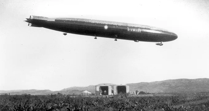 LZ 114 / L 72 als Dixmude über den Hallen von Cuers-Pierrefeu bei Toulon in Frankreich. © Zeppelin Museum Friedrichshafen
