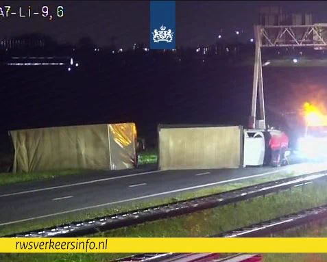 Op de A7 blokkeert een vrachtwagen op de rijbaan