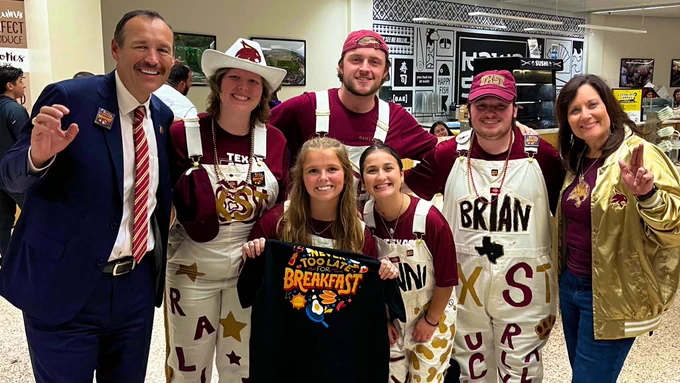 President Kelly and Beth Damphousse with students at late night breakfast