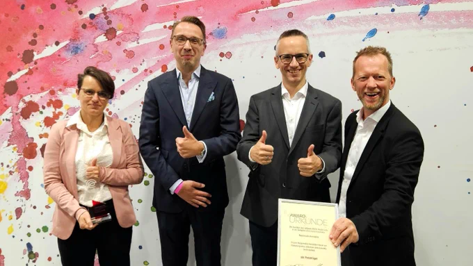 Mitglieder des Vereins nehmen den eAward 2023 im Bereich Bildung und Soziales für unser Projekt Training-Station entgegen