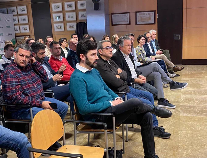Imagen de los asistentes a la presentación del estudio, sentados en sillas. Entre los que se encuentra José Antonio Romero presidente de la Mesa del Tercer Sector CLM