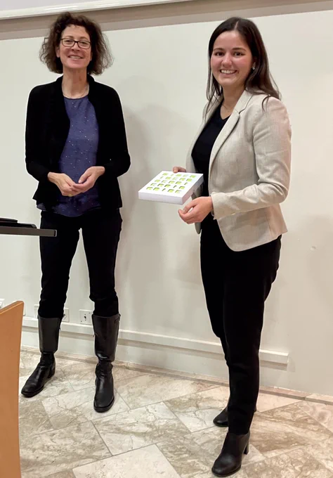 Tina Deplazes (rechts) wird verabschiedet.
