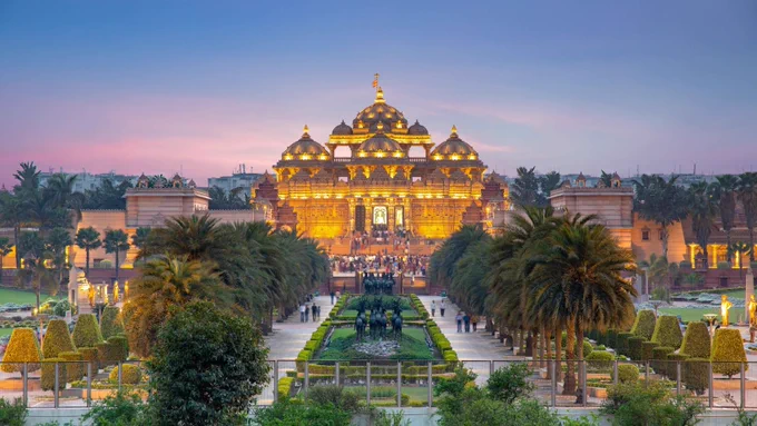 Although Thai temples are not present in New Delhi, some destinations exhibit India’s rich cultural and religious tapestry, offering a glimpse into Buddhism and other ancient customs. Below are a few noteworthy sites in New Delhi.