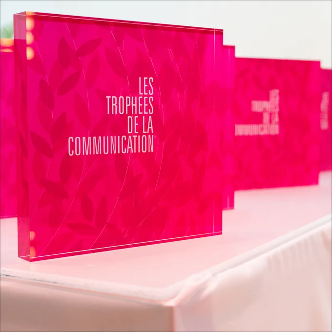 Et de 2 cette année ! 
L’agence remporte le 1er Prix - Les Trophées de la Communication pour le magazine de la Ville de Saint-Genis-Laval 🏆

Ce prix vient conforter notre expertise et savoir-faire sur l’édition, et saluer un brief de qualité qui a permis de bousculer les codes du magazine municipal. Et surtout, une collaboration en toute confiance au quotidien avec l’équipe du service com’ de la Ville.