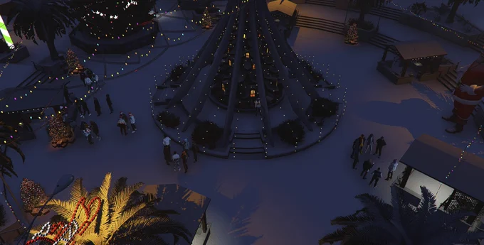 Blick von oben auf einen mit Lichterketten und Weihnachtsbäumen geschmückten, schneebedeckten Platz in Los Santos. Zwischen den Ständen stehen Gruppen von GTA-Charakteren.